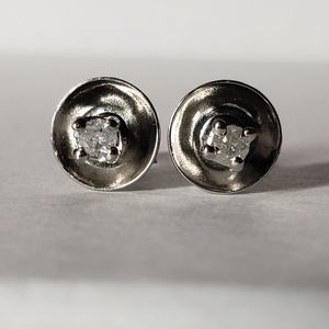 CLOSET CLOSING 12/31/21!! Super Cute!! Modern concave disc diamond stud earrings